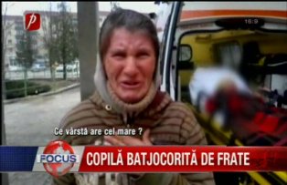 Copilă batjocorită de frate