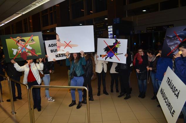 Tonciu, aşteptată pe aeroport cu panouri amuzante cu Pinocchio