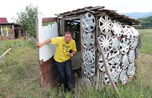 Sfântu’ Petu’, omul care-şi face casă din materiale reciclabile
