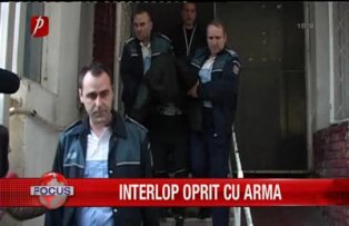 Interlop oprit cu arma