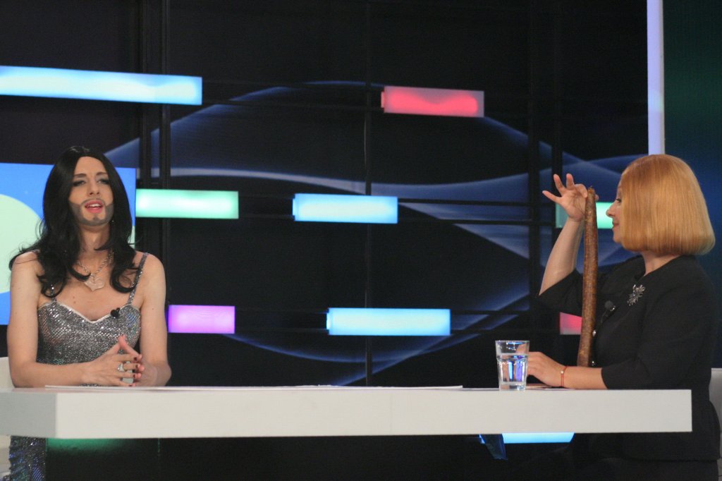 Conchita Wurst, invitată de Andreea Esca la Ştirile Mondene!