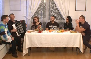 Ioan Isaiu şi invitaţii săi încing hora la “Cireaşa de pe tort” , de la ora 17:00!