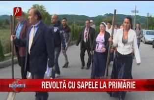 Revolta cu sapele la primarie
