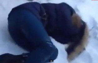 VIDEO / Scene de groaza in Rusia. O fata de 15 ani a fost batuta de colegi si lasata sa sangereze in zapada