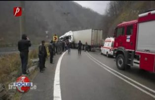 Ciocnire frontala intre doua tiruri