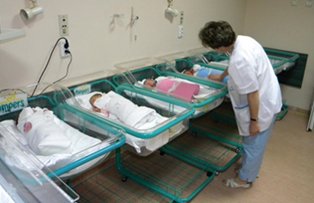 Mama de imprumut pentru zeci de bebelusi