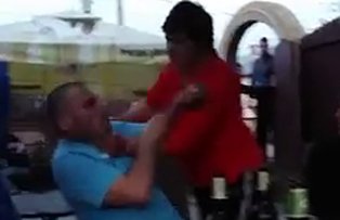 VIDEO / Un barbat a fost batut de soacra, in carciuma din sat, de fata cu prietenii de pahar
