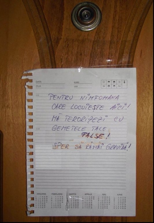 Mesajul inedit lipit de un vecin pe uşa unei femei prea gălăgioase