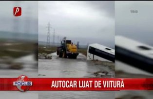 Autocar luat de viitura