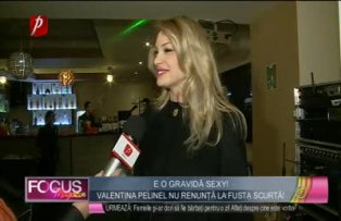 Valentina Pelinel nu renunţă la fusta scurtă! E o gravidă sexy!