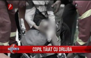 Copil taiat cu drujba