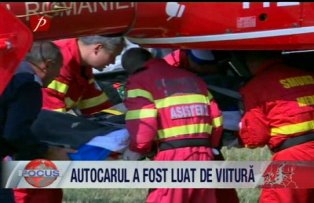 Autocarul a fost luat de viitura