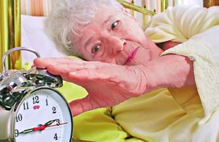 4 tulburari de somn care pot aparea la varstnici