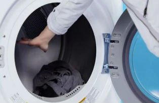 VIDEO / Cum sa indrepti hainele fara sa le calci. Ai nevoie doar de masina de spalat