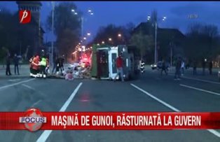 Maşină de gunoi, răstunată la guvern