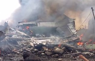 Avion militar, prabusit intr-o zona rezidentiala. Peste 30 de persoane au murit