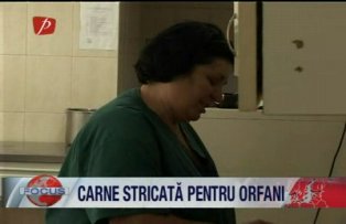 Carne stricata pentru orfani.