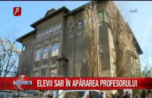 Elevii sar in aprarea profesorului