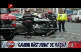 Camion rasturnat de masina