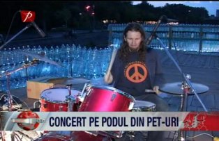 Concert pe podul din pet-uri