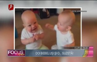 Clipul zileii: Doi bebelusi si o suzeta