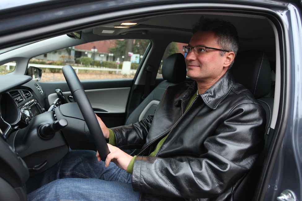 Dragoş Gostian face test drive cu noul Kia cee’d, în emisiunea „Un Zâmbet pe... 4 roţi”, de la Prima TV