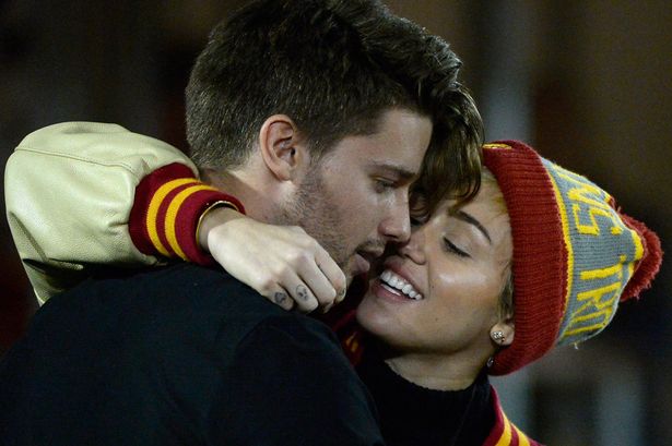 Miley Cyrus s-a combinat cu fiul lui Arnold Schwarzenegger! Cum arată cel mai “hot” cuplu din showbiz