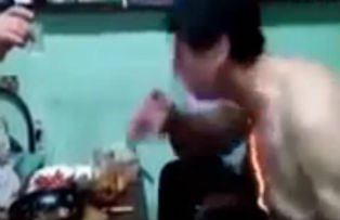 VIDEO / Scene uluitoare. Cum a luat foc un barbat cand a baut un shot flambat de vodka
