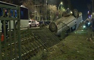 Accident spectaculos in Bucuresti. O masina s-a rasturnat pe linia de tramvai