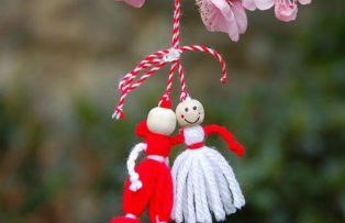 Superstitii si obiceiuri de Martisor. Ce sa faci cu snurul alb-rosu la sfarsitul lunii
