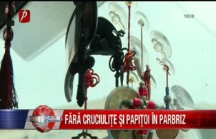 Fara cruci si odorizante in parbriz