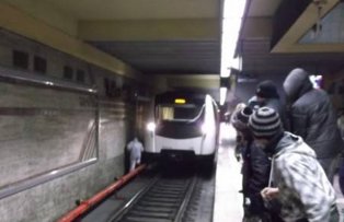 Un barbat a cazut pe sina de metrou la statia Piata Sudului