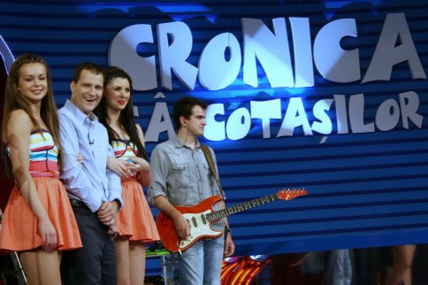Serban Huidu ii parodiaza pe cantaretii de manele, la “Cronica Carcotasilor”