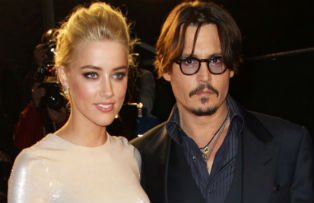 Johnny Depp s-a casatorit cu actrita Amber Heard, cu 23 de ani mai tanara ca el