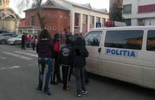 O eleva a fost strangulata de un coleg, la scoala, cu un fular