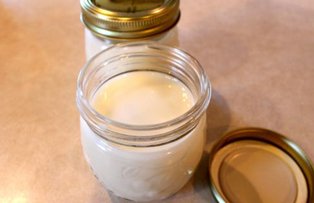 Cum sa-ti faci propria crema de ochi antiimbatranire