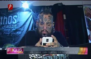 Înspăimântător! Are coarne, limba despicată şi e tatuat peste tot