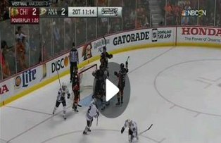 VIDEO / A dat gol cu capul, la hochei. Cum au reactionat arbitrii