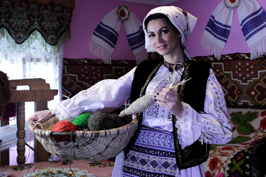 Nicoleta Luciu, asa cum n-ati mai vazut-o niciodata! Vedeta imbraca portul popular.