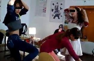 Trei eleve fac spectacol in recreatie. Danseaza pe manele si se lasa filmate in ipostaze nepotrivite