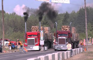 VIDEO / "Liniuta" mai putin obisnuita. Cum s-au luat la intrecere doua camioane de 71 de tone