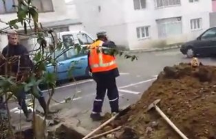 Descoperire uluitoare in fata unui bloc. Ce au gasit muncitorii in timp ce sapau