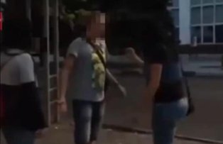 VIDEO / Un barbat a fost facut K.O. de catre o femeie! L-a lasat lat cu un singur pumn