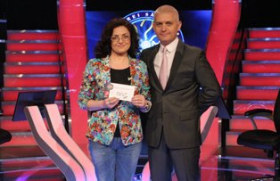 Duminică, de la 20:30, o învăţătoare ocupă scaunul milionarilor!