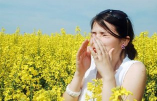 Faci alergii de primavara? Bea acest preparat natural si vei scapa de ele