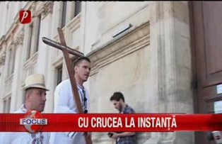 Cu crucea în instanţă