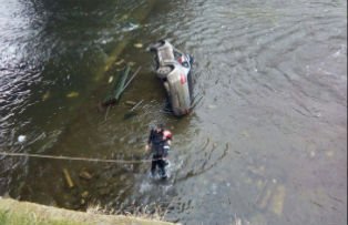 Accident grav in Bucuresti. Trei oameni au fost raniti dupa ce au cazut cu masina in Dambovita