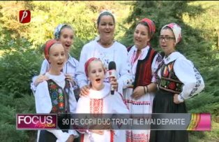 90 de copii duc tradiţiile mai departe