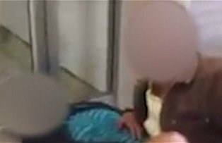 VIDEO / Un cuplu a fost prins in timp ce facea sex in mall. Cum au reactionat cei doi cand au vazut ca sunt filmati