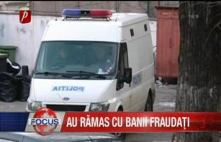 Au ramas cu banii fraudati
